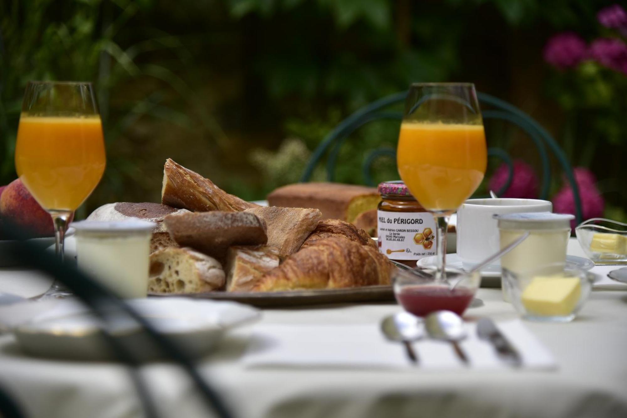Logis Hotel Le Boudoir Belves Bagian luar foto